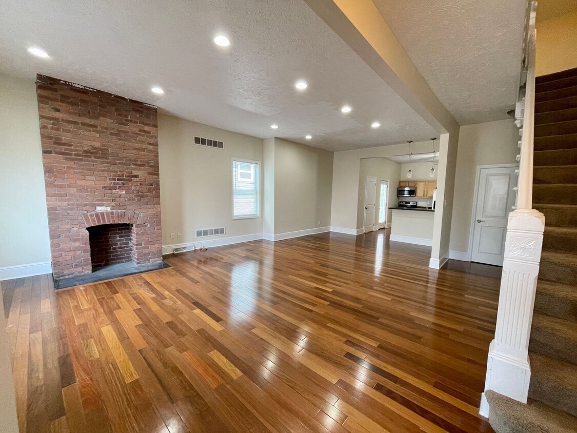 Primary Photo - Amazing 4 Bedroom House! Hardwood, 2.5 Bat...