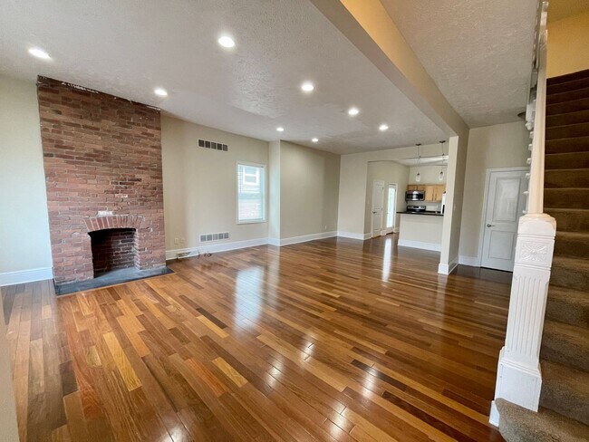 Foto del edificio - Amazing 4 Bedroom House! Hardwood, 2.5 Baths Stainless, A/C