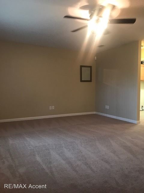 Building Photo - 929 Pineland Ave