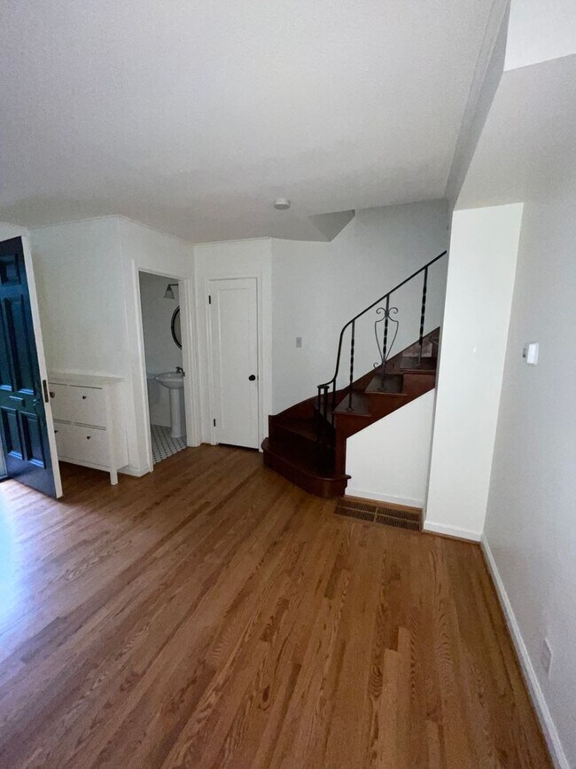 Building Photo - Lake Oswego Townhouse style condo