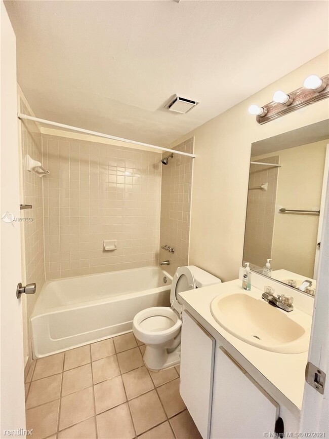 Building Photo - 2 br, 2 bath Condo - 9450 Palm Cir S