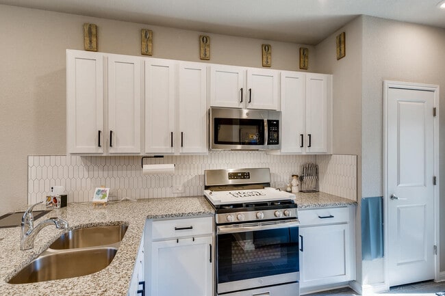 Kitchen, gas stove top - 9015 Cattle Baron Path