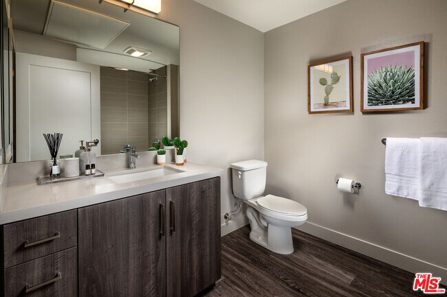 Foto del edificio - 687 S Hobart Blvd