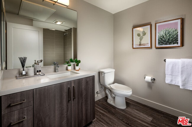 Foto del edificio - 687 S Hobart Blvd