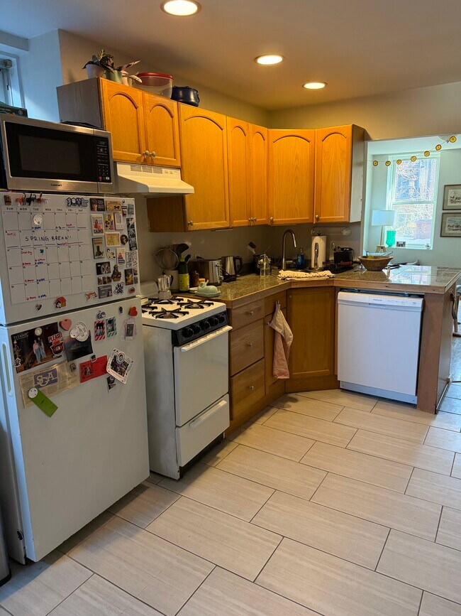 Building Photo - 70 Joy St