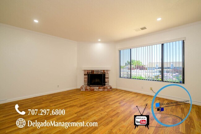 Building Photo - Benicia large townhouse available now!