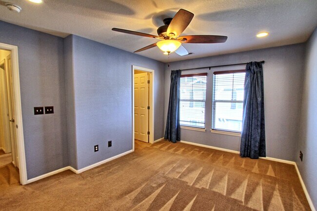 Foto del edificio - 17201 Lark Water Ln