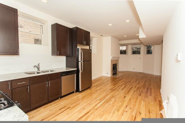 Foto del edificio - 2320 N Southport Ave