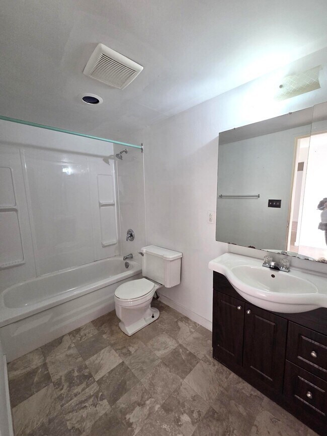 Photo du bâtiment - 215-216 6 Ave W