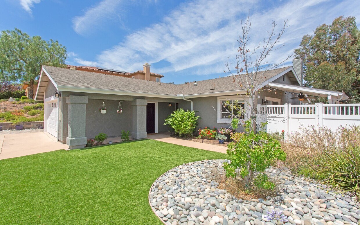Foto principal - Beautiful Rancho Bernardo Single Level Home!