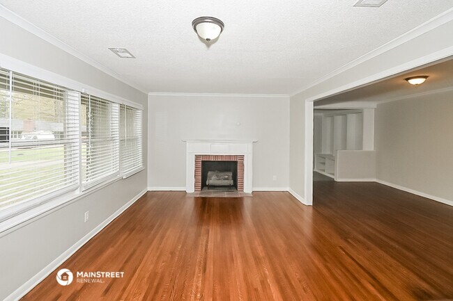 Building Photo - 1528 Oakwood Dr