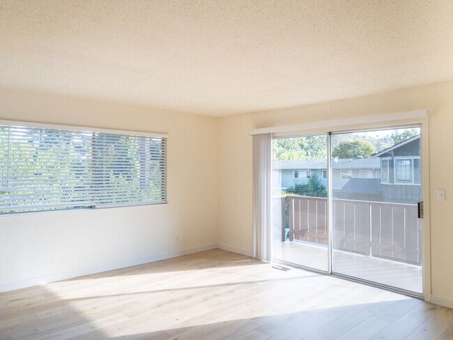Building Photo - HUGE Stunning Remodeled 1BR/1BA Flat! Park...