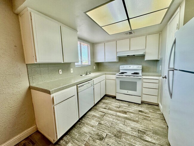 Foto del edificio - Spacious 2BD/2BTH with Private 2 Car Garage! (2nd Floor)