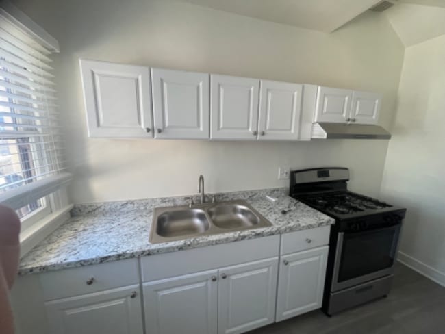 Building Photo - 600 E Garfield Ave