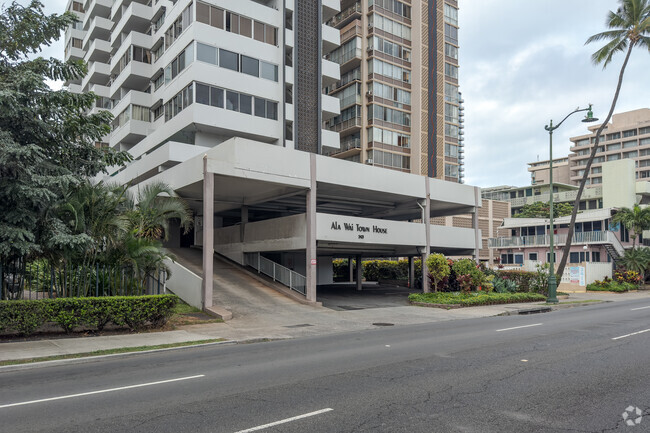 Building Photo - Ala Wai Town House