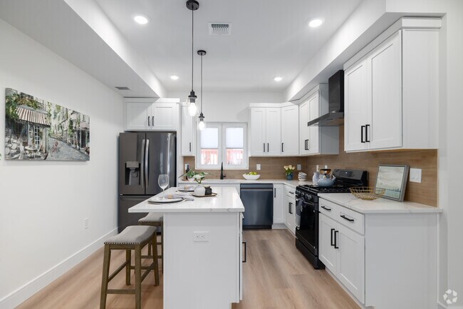 3 habitaciones, 1,5 baños - 1802 pies cuadrados - Cocina - 103-105 Munsell Ave