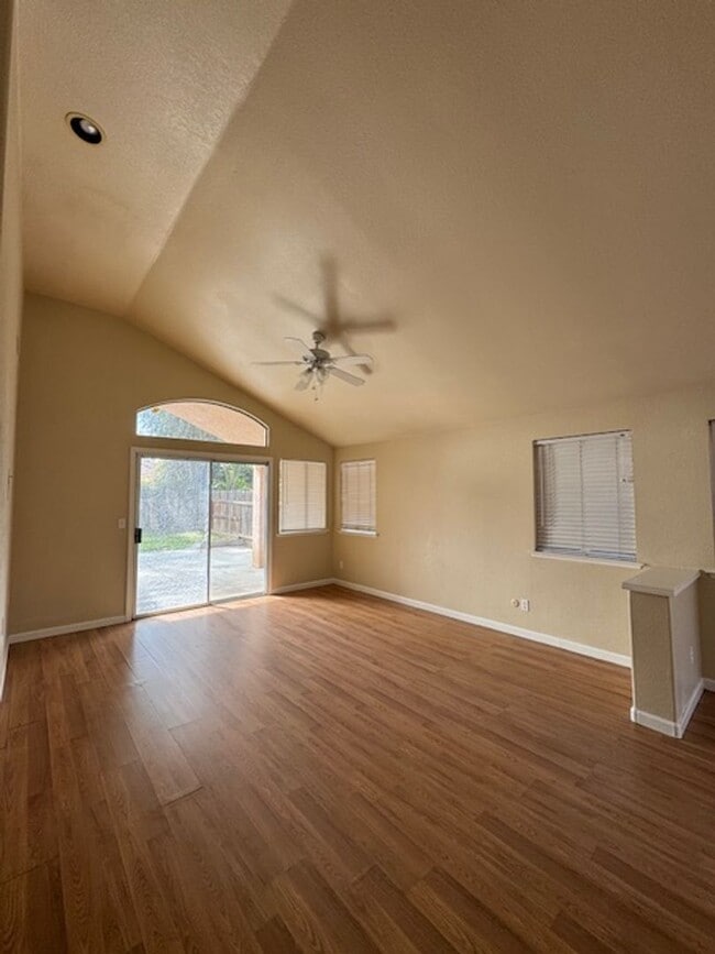 Foto del edificio - 3 Bedroom 2 Bath in Northwest Fresno