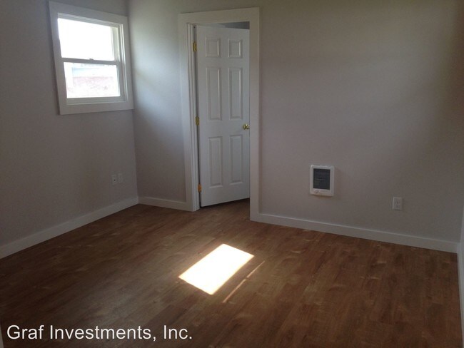 Building Photo - 110 E Orchard Ave