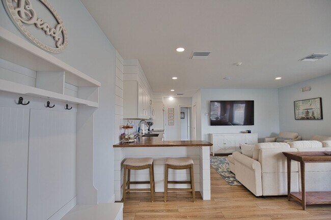 Building Photo - Seasonal or Annual Fully Remodeled Apartme...