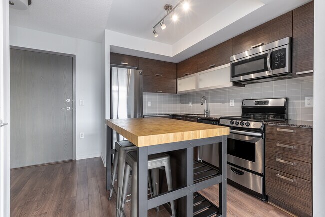 Building Photo - 36 Lisgar St