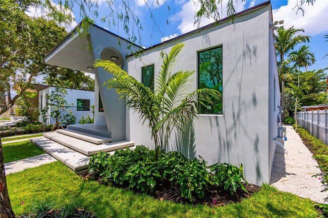 Building Photo - 180 SW 38th Ct