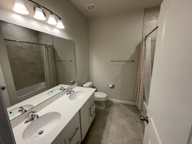 Foto del edificio - Beautiful 4 Bedroom 2 Bathroom home in Eagle Crest community