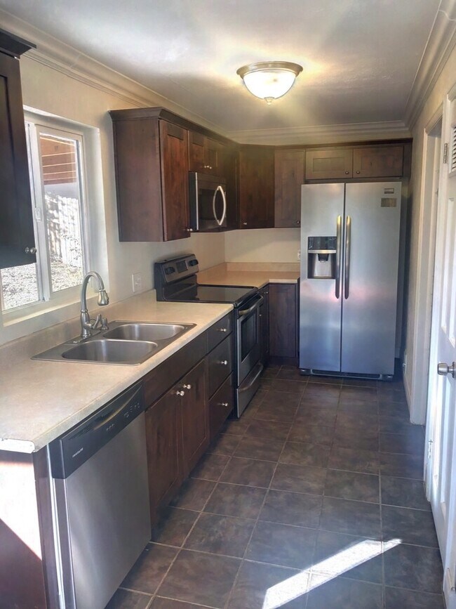 Foto del edificio - Evolve Real Estate: Victorian Home in Athmar Park Available for Move in on July 1st!
