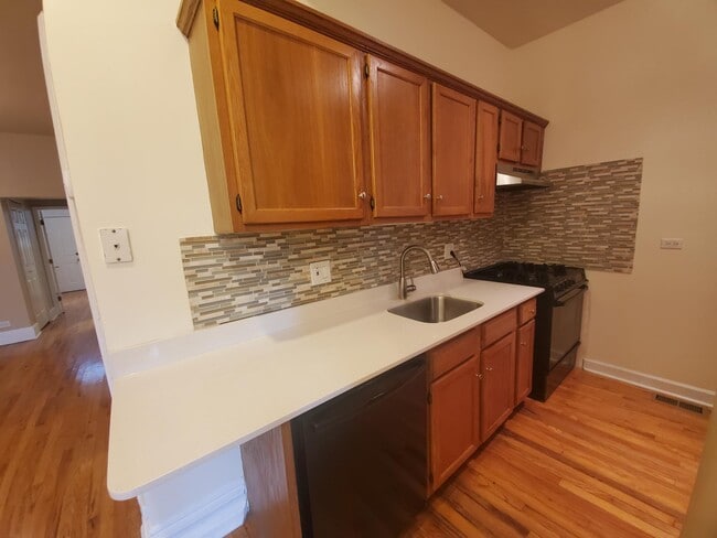 Building Photo - 854 N Elston Ave
