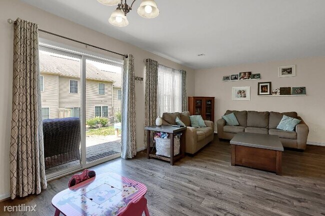 Foto del edificio - 3 br, 3 bath Townhome - 12 Brook side Dr