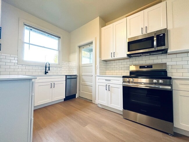 Building Photo - 2 BD / 1 BA Main level unit in 1913 Roosev...