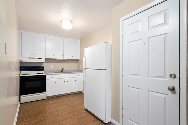 Building Photo - Urban Convenience: 1-Bedroom with Walk-In ...