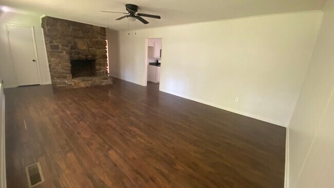 Foto del edificio - 4 bedroom 2 bath home for rent