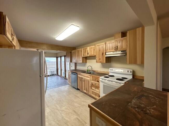 Foto del edificio - New Remodeled - 2 Bedroom / 1 Bathroom Hou...
