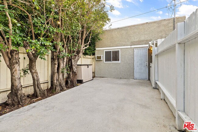 Building Photo - 1147 N Poinsettia Pl