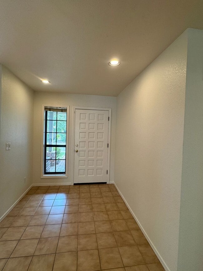 Building Photo - Adorable Home Available Now in Davis!