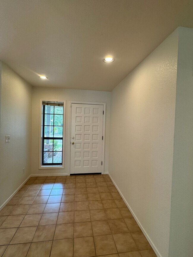 Foto del edificio - Adorable Home Available Now in Davis!