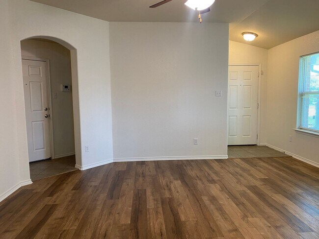 Foto del edificio - 6011 Ambrose Cir