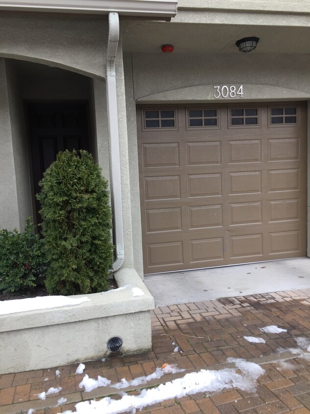 Foto principal - Large 2 Bedroom Sterling Ridge Town Home w...