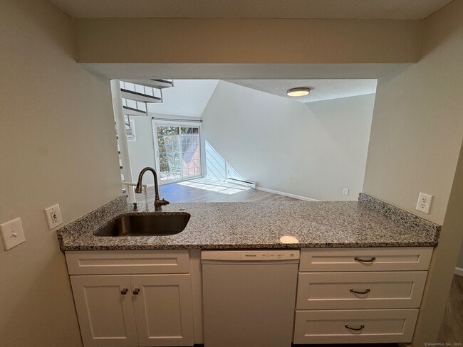 Foto del edificio - 181 Loomis Dr