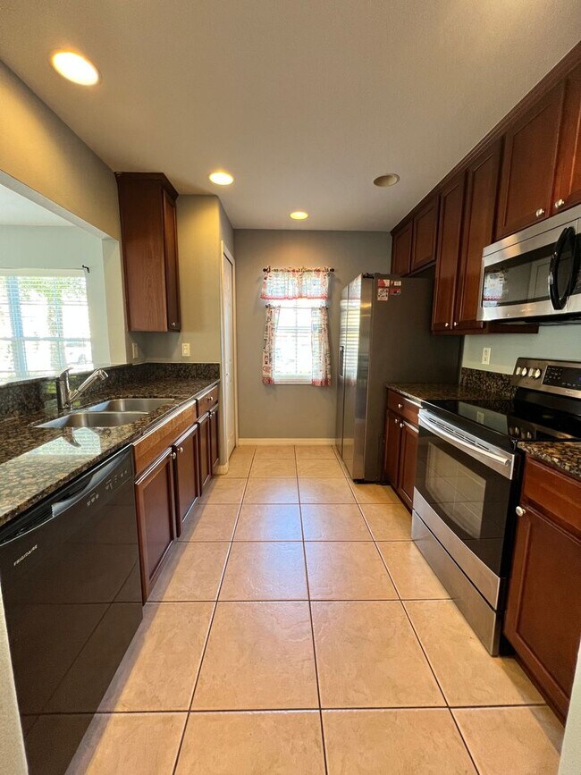 Foto del edificio - 3 bedroom, 2.5 bathrooms Eiland Park Townhome