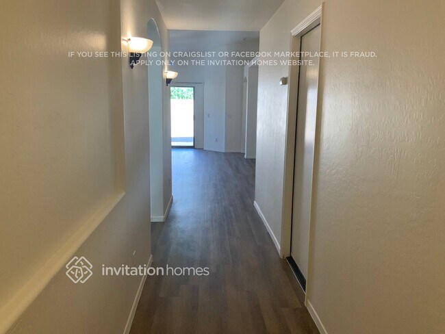 Building Photo - 10538 W Roanoke Ave