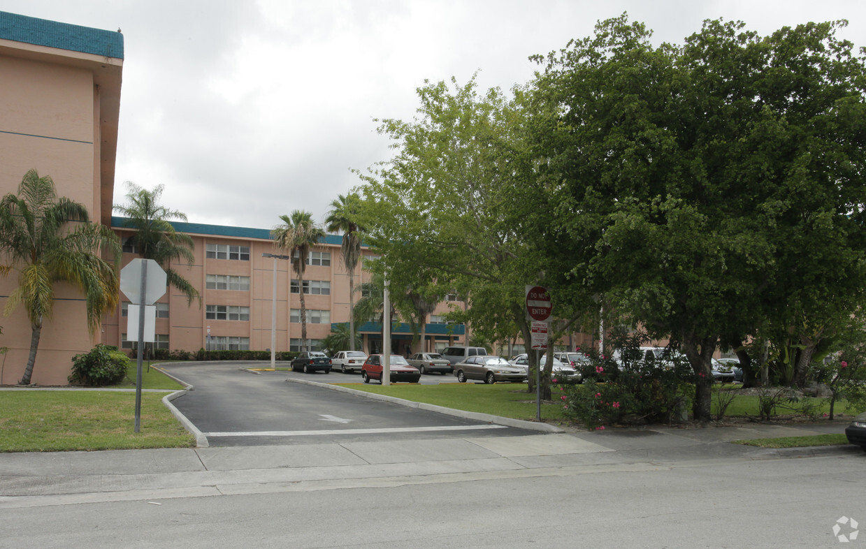 Building Photo - College Park Towers