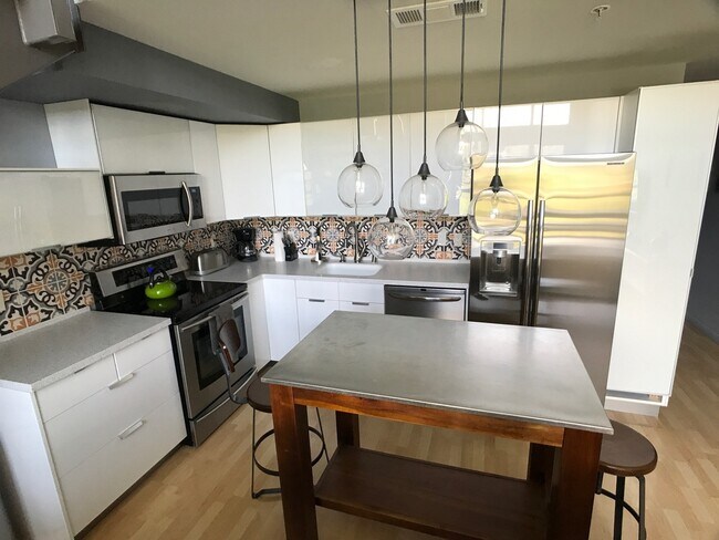Building Photo - Top Floor Loft Style 1 Bedroom in Cortez Hill!