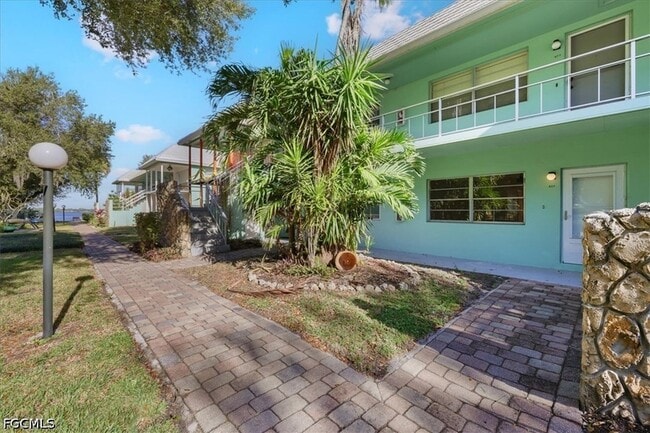 Building Photo - 3225 E Riverside Dr