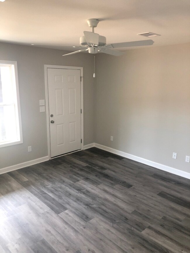 Building Photo - FIRST MONTHS RENT FREE!