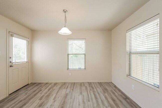 Building Photo - 5922 Aspen Gdn