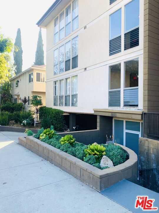 Foto del edificio - 1833 Normandie Ave