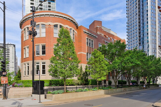 Building Photo - 501 N Kingsbury St