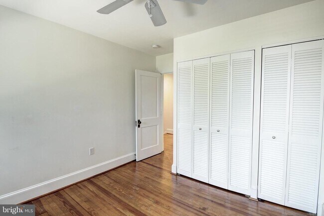 Foto del edificio - 206 E 8th St