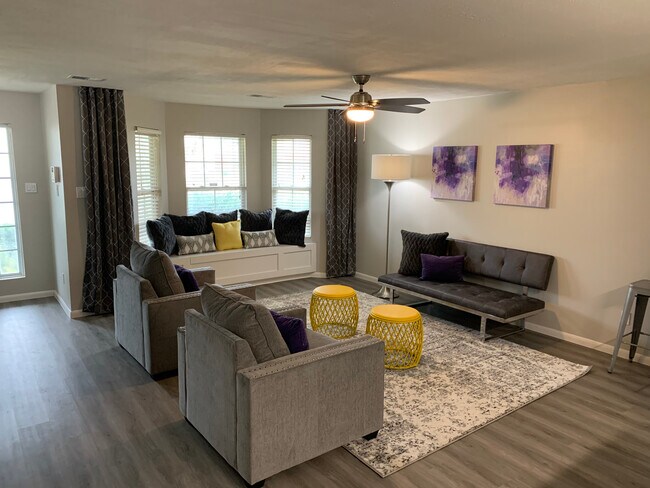 shared kitchen & living room with plenty of space - 23241 Richards Rd